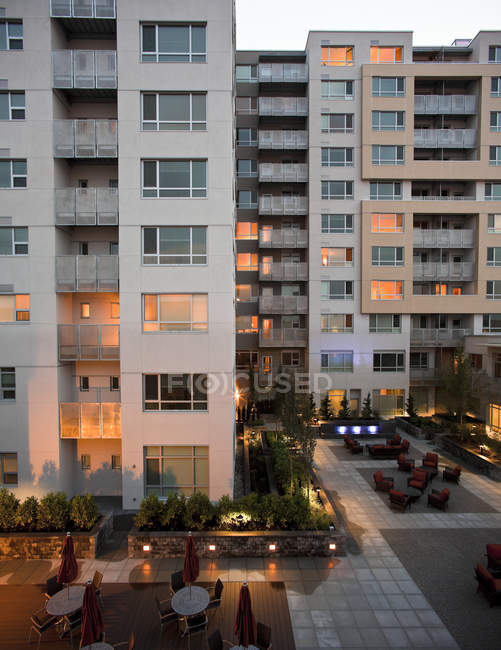 Appartamento edificio cortile al tramonto, Bellevue, Washington, Stati Uniti d'America — Foto stock