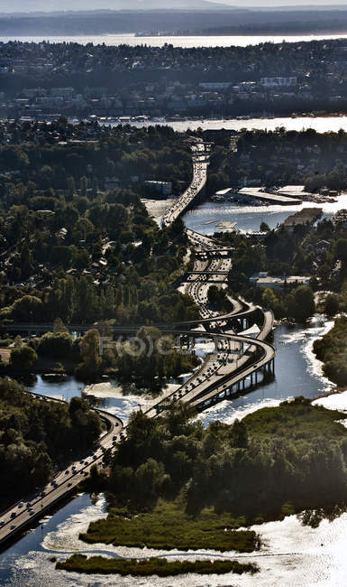 Fahrbahnen über Wasser in Seattle, Washington, USA — Stockfoto