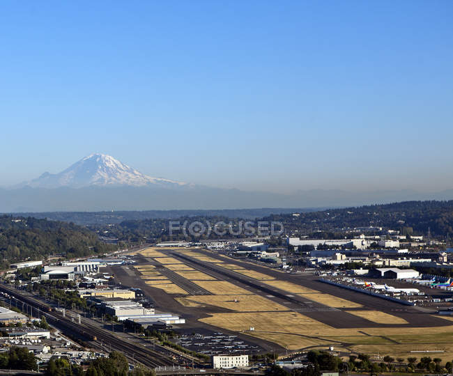 Aeroporto com montanhas à distância em Seattle, Washington, EUA — Fotografia de Stock
