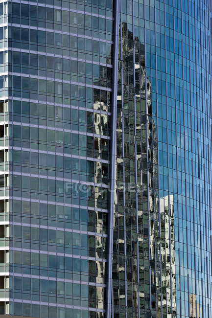 Современный небоскреб, отражающий здание в стеклянном фасаде, Бельвью, Вашингтон, США — стоковое фото