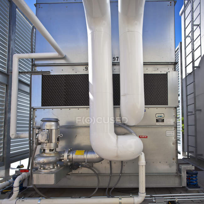 Gros plan des tubes d'eau sur le toit d'un bâtiment industriel — Photo de stock