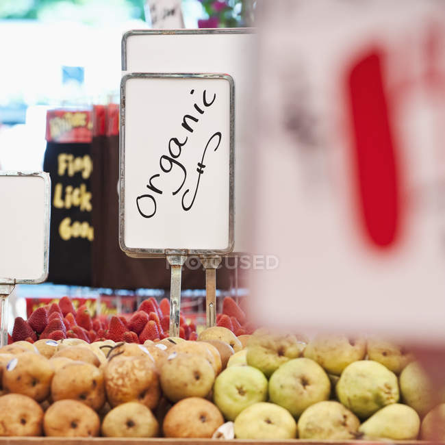 Надпись реклама органических продуктов в магазине — стоковое фото