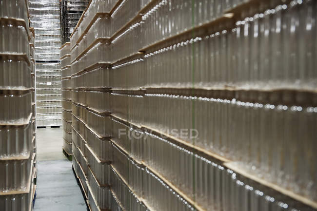 Bottiglie di vetro impilate in magazzino, Preston, Washington, USA — Foto stock