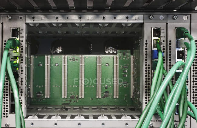 Primer plano de los paquetes de cables de computadora en el servidor del centro de datos - foto de stock