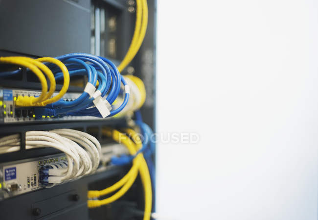 Крупный план прокладки кабелей в задней части серверного компьютера — стоковое фото