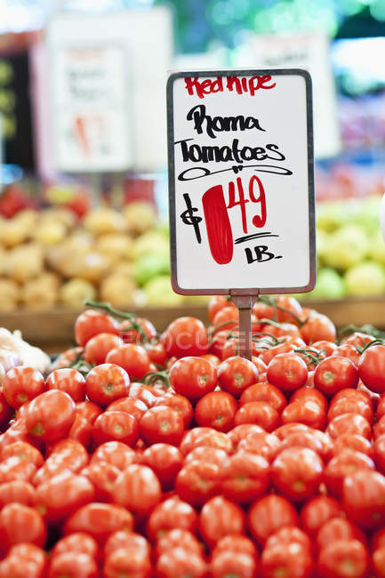 Tomates Roma maduros vermelhos à venda na loja em Newcastle, Washington, EUA — Fotografia de Stock