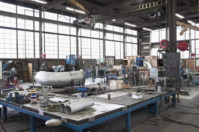 Equipos en taller de máquinas en Seattle, Washington, EE.UU. - foto de stock