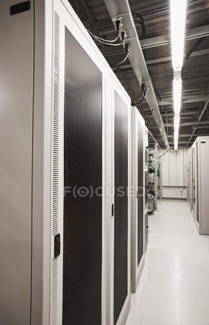 Комп'ютерні сервери в промисловому сервері інтер'єр кімнати — стокове фото