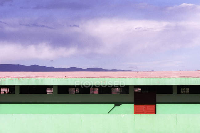 Edifício escolar verde em Cusco, Peru — Fotografia de Stock