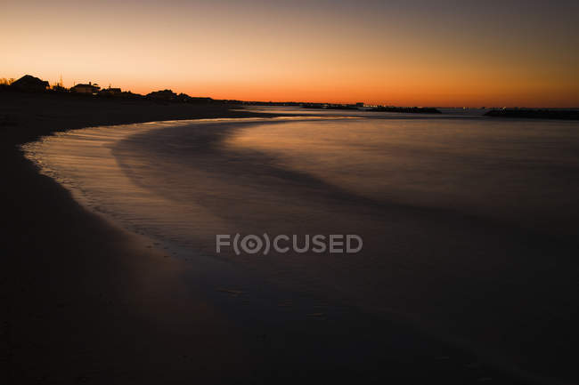 Кривая пляжная вода и песок на закате, Вирджиния, США — стоковое фото