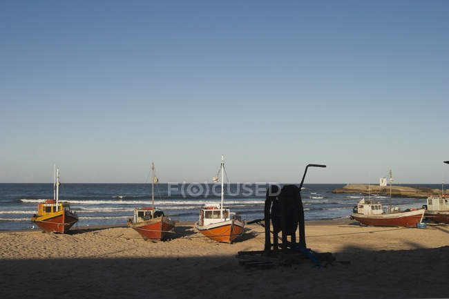 Barcos de pesca de playa en la costa de Punta del Diablo, Uruguay - foto de stock