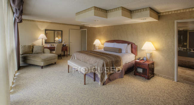 Роскошная спальня с элегантным дизайном интерьера — стоковое фото