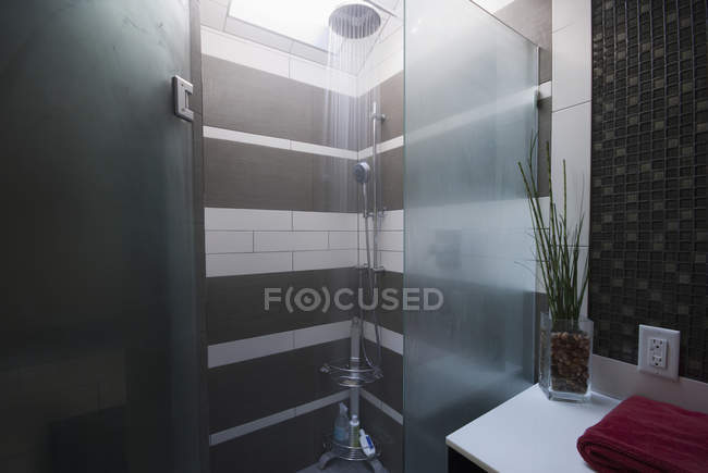 Вода ввімкнена в інтер'єрі душової кімнати — стокове фото