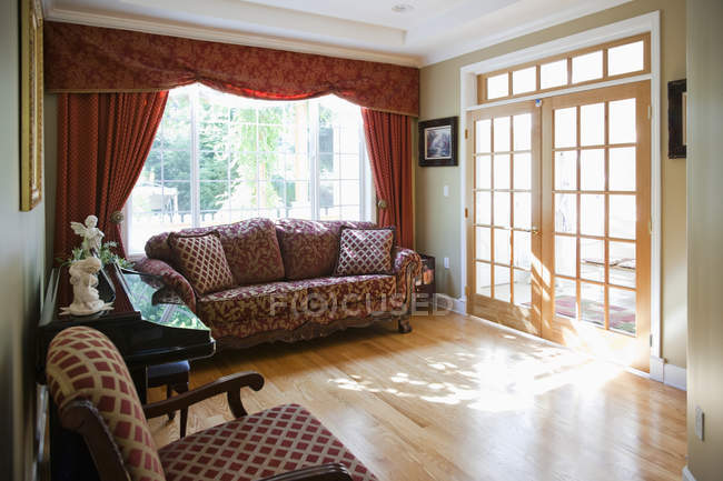 Sala de estar ensolarada com sofá vintage — Fotografia de Stock