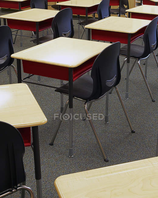 Secretárias e cadeiras em sala de aula vazia interior — Fotografia de Stock