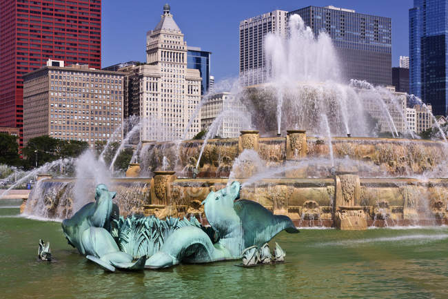 Buckingham fountain with sculptures in urban cityscape, Chicago, USA — Stock Photo