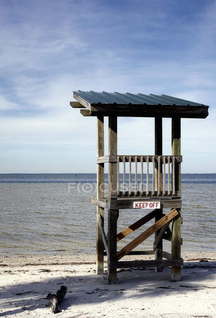 Support de sauveteur à la plage de sable avec paysage aquatique — Photo de stock
