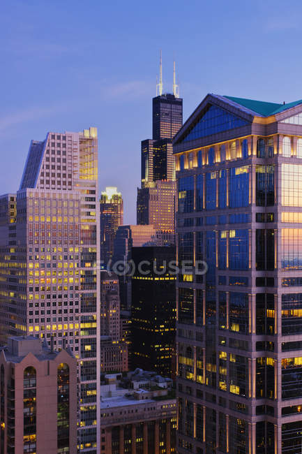 Chicago skyscrapers with sunlight reflection at sunset, Illinois, USA — Stock Photo