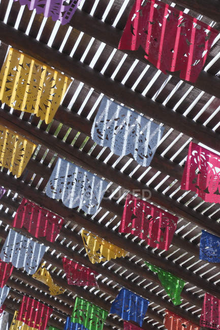 Bandeiras de papel pendurado decoração na construção — Fotografia de Stock
