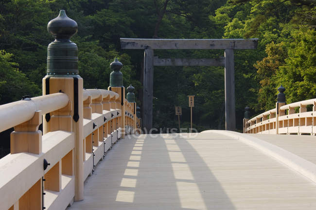 Pont à l'entrée du sanctuaire à Ise, Mie, Japon — Photo de stock