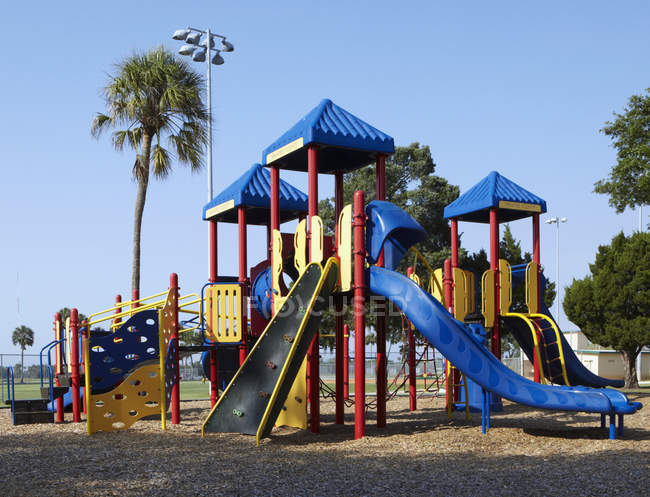 Juegos para niños: equipos y palmeras en Bradenton, Florida, Estados Unidos  — Recreación, vista de ángulo bajo - Stock Photo | #258962684