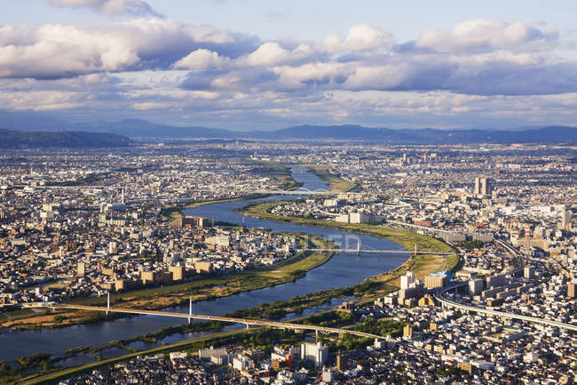 Vue aérienne du paysage urbain japonais et de la rivière, Osaka, Japon — Photo de stock