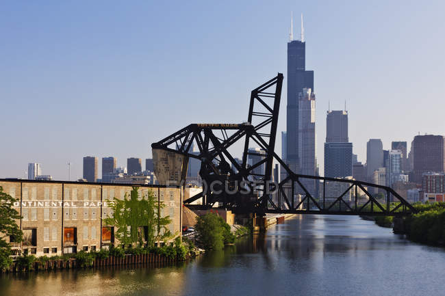 18th Street Bridge au-dessus de l'eau d'une rivière à Chicago, Illinois, USA — Photo de stock