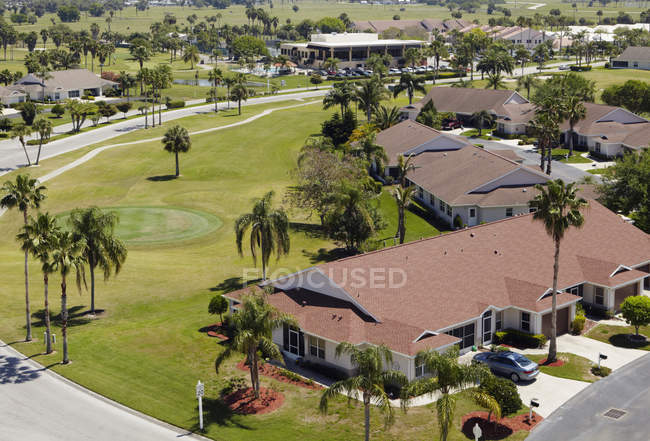 Bâtiments de luxe et pelouse verte dans la banlieue, Floride, États-Unis — Photo de stock
