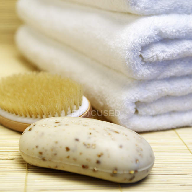 Primo piano di sapone di farina d'avena, spazzola e asciugamani — Foto stock