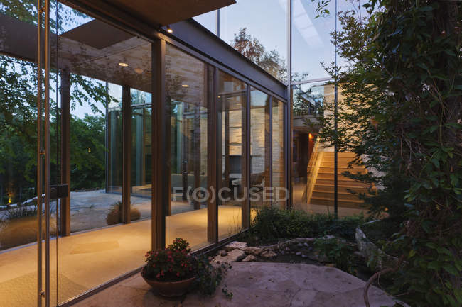 Eingang zum gehobenen Haus in Wäldern, Texas, USA — Stockfoto