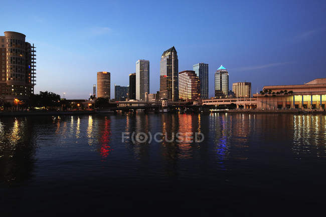 Ciudad horizonte en crepúsculo con reflexión en el agua, Tampa, Florida, EE.UU. - foto de stock