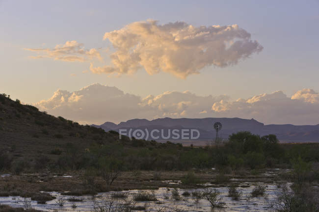 Grande regione curva dopo la pioggia sotto il cielo drammatico al crepuscolo, Texas, Stati Uniti d'America — Foto stock