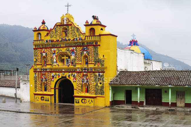 Chiesa colorata di San Andres Xecul San Andres Xecul, Guatemala — Foto stock
