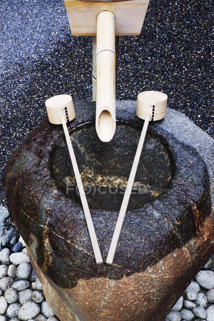 Станция мытья рук в храме Синто в Исе, Япония — стоковое фото
