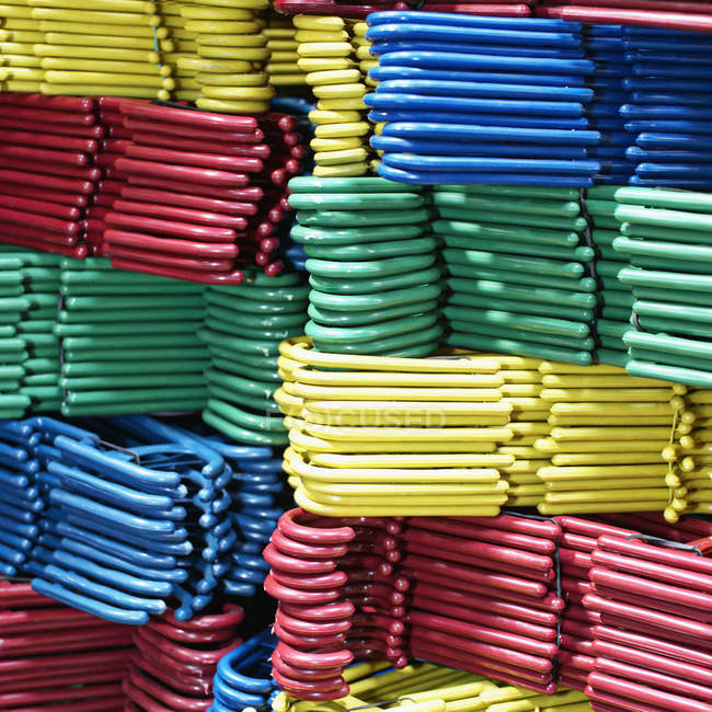Cabides de roupas coloridas empilhados, quadro completo — Fotografia de Stock