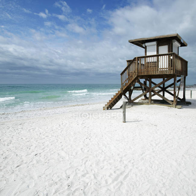 Lifeguard tower on sandy beach, Bradenton Beach, Florida, USA — Stock Photo
