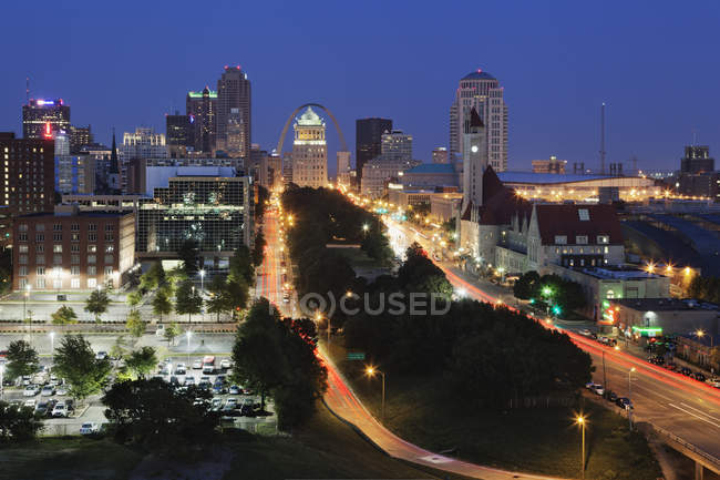 Paisaje urbano de St Louis iluminado por la noche, Missouri, Estados Unidos - foto de stock