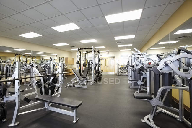 Equipamentos de exercício em ginásio vazio, Florida, Estados Unidos — Fotografia de Stock