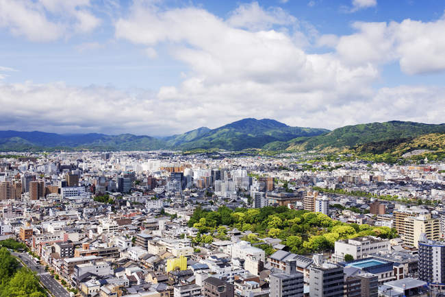 Vista aérea del paisaje urbano con edificios modernos de Kyoto, Japón - foto de stock