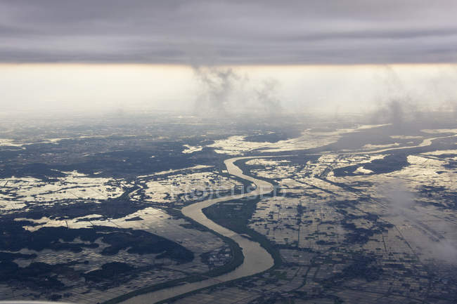 Veduta aerea del fiume che scorre attraverso la campagna allagata, Narita, Giappone — Foto stock