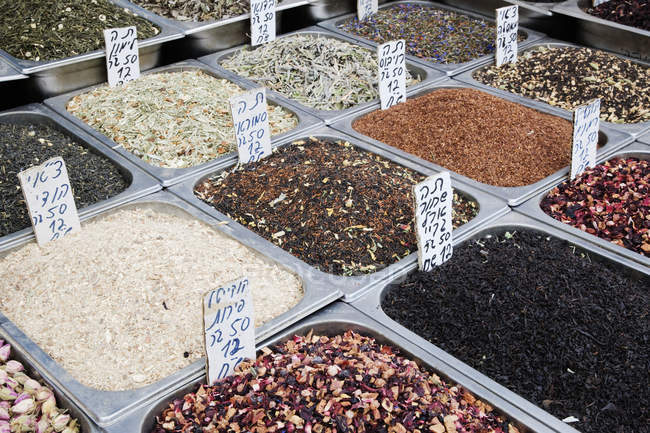 Papeleras de especias aromáticas en el mercado de Jerusalén, Israel - foto de stock