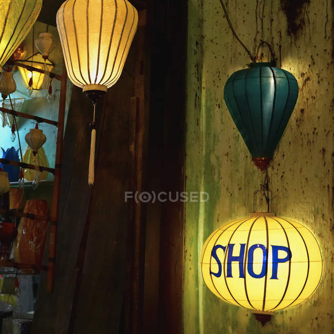 Linternas en la entrada de la tienda de regalos en Hoi An, Quang Nam, Vietnam - foto de stock