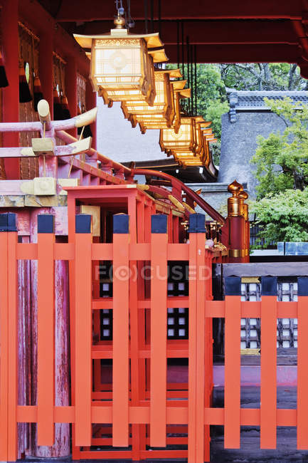 Ornate Asian-style building and fence with lanterns in Japan — Stock Photo