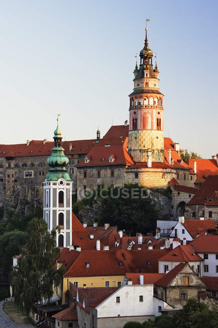 Torre rotonda e antichi edifici al Castello Cesky Krumlov, Repubblica Ceca — Foto stock