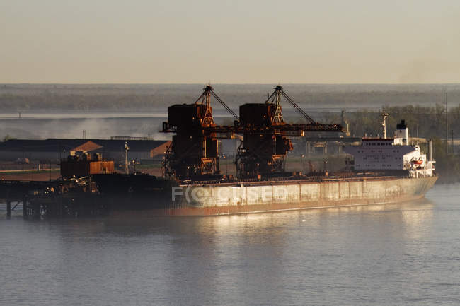 Navio de carga e guindastes de carga no porto industrial em Louisiana, EUA — Fotografia de Stock