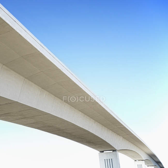 Moderno cavalcavia in cemento contro il cielo blu — Foto stock