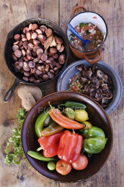 Ковбой завтрак миски с овощами, колбасами и грибами — стоковое фото