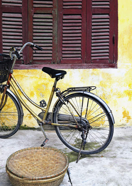 Bicicletta fuori casa vecchia in Hoi An, Vietnam — Foto stock