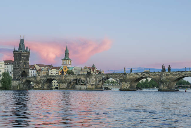 Charles Bridge and city at sunset, Praga, República Checa — Fotografia de Stock