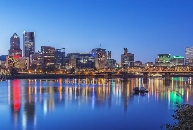 Edificios iluminados en Portland city skyline, Oregon, Estados Unidos - foto de stock